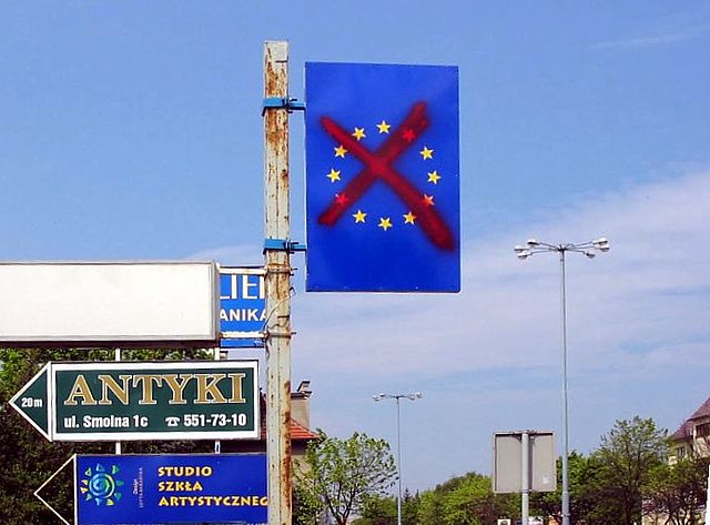 a-vandalised-eu-sign-in-sopot-poland-2003_by-tomasz-sienicki