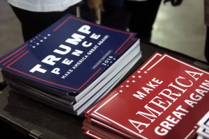 donald_trump_signs_30123014595