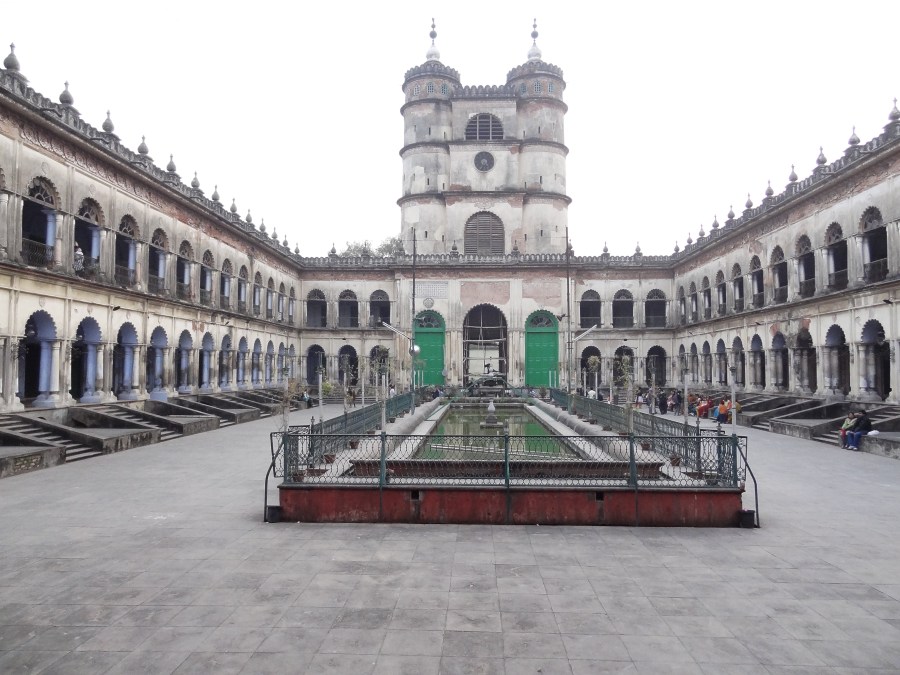 Hooghly_Imambara_Courtyard.jpg