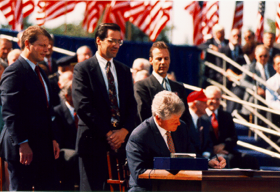 Bill_Clinton_signing_Nafta.png