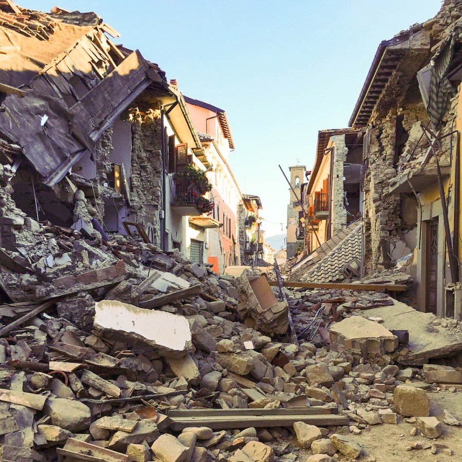 Terremoto_centro_Italia_2016_-_Amatrice_-_corso_Umberto_I_(29242968591).jpg