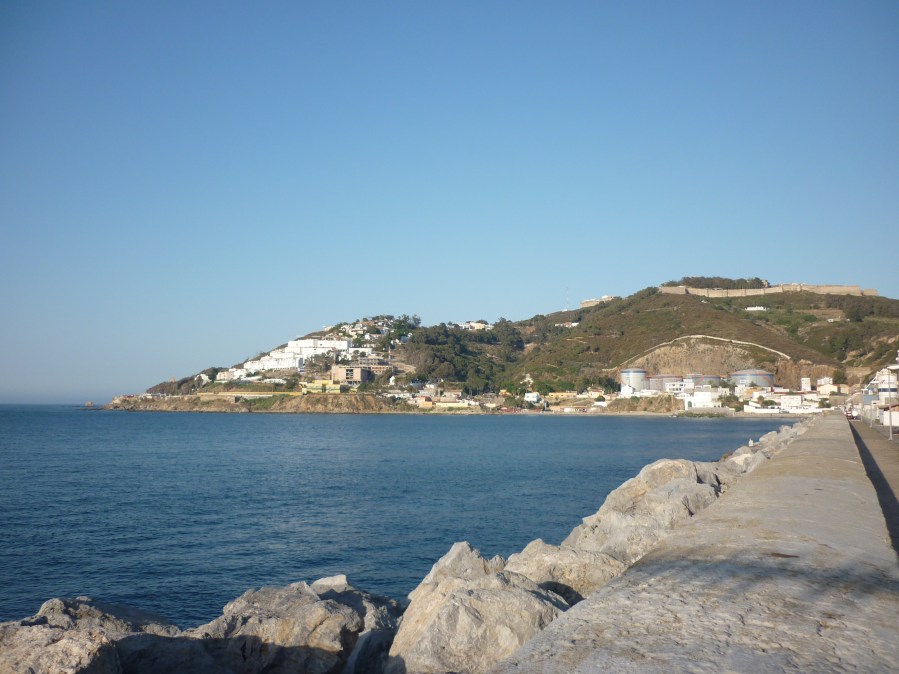 Vista_del_Hacho_desde_muelle_de_Levante_del_puerto_de_Ceuta
